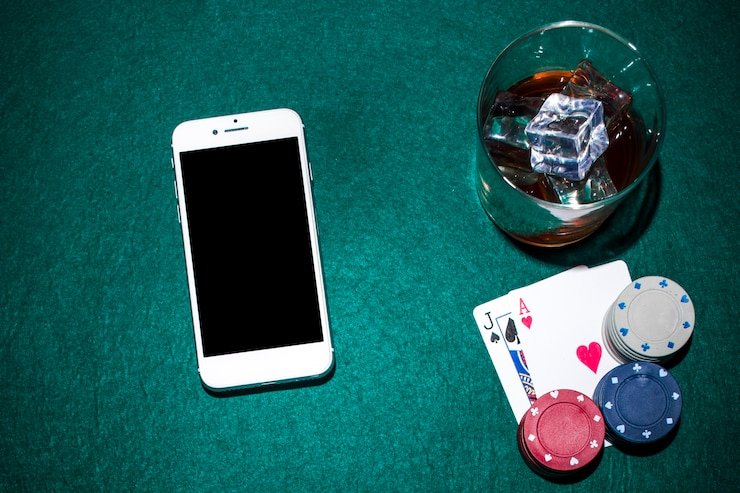 Pengguna mobile membaca aturan akun